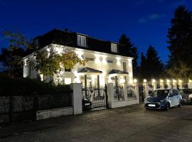 A picture of the hotel: Luxus-Doppelhaushälfte im ruhigen Blumenviertel