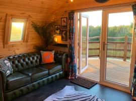 A picture of the hotel: Fox’s Furrow Quirky Glamping Pod with Private Hot Tub