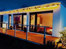 Ranch 66 - Moderní Tiny House Black Swallow ve stylu Route 66 se saunou a bazénem, hotel v destinaci Tršice