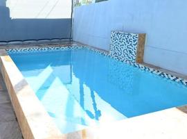 Hotel fotografie: NEW Remodeled pool house 2 minutes from beach