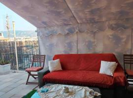 酒店照片: Spacious private rooftop studio, mountain and sea view