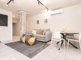 รูปภาพของโรงแรม: Renovated 2 BR with 2 BTH front Mamilla Mall