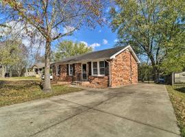 Zdjęcie hotelu: Cozy Hendersonville Home with Yard - Near Lake!