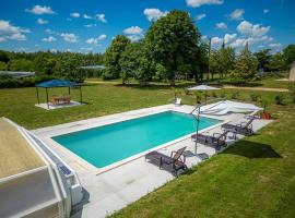 Hotel kuvat: Magnifique Gîte - 4 chambres - avec piscine et petit plan d'eau