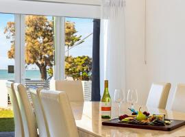 होटल की एक तस्वीर: Beachfront Family Favourite Home with Pool & Views