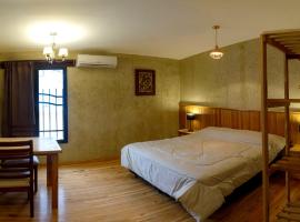 A picture of the hotel: Apartamentos Siete Cavas