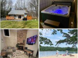 Modern Home near Lake w HotTub, Game Room, Fireplace, hotel v destinaci Albrightsville