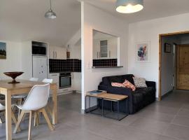 Appartement fonctionnel avec balcon, à 10 min du centre, parking gratuit, idéal pour 5 personnes - FR-1-548-3, Hotel in Villard-de-Lans