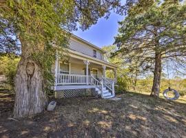 Хотел снимка: The Farm House with Deck and Historic Charm!