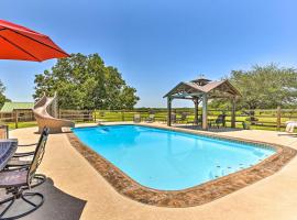 Hotel foto: Sunset Ranch with Pool and Hot Tub on 29 Acres!