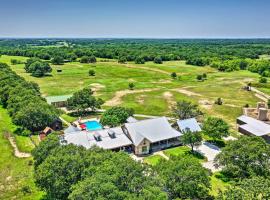 Hotel fotoğraf: Sunset Ranch with Pool and Hot Tub on 29 Acres!