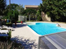 ホテル写真: Maison de 2 chambres avec piscine partagee jardin amenage et wifi a Saint Marcel les Sauzet