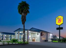 Super 8 by Wyndham Victoria - South - Hwy 59، فندق في فيكتوريا