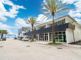 Zdjęcie hotelu: The Purple Pelican Beachfront with Ocean Balcony Unit 1