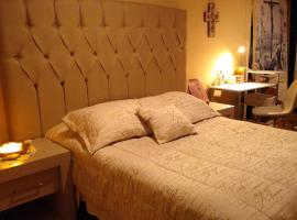 Hotel Photo: Habitación matrimonial con cama y sofá para cuatro personas