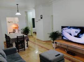 होटल की एक तस्वीर: Spacious 2-Bedroom Condo in Bellavista, Guayaquil