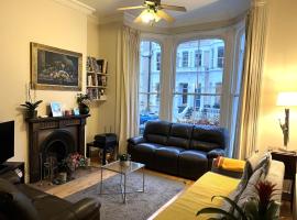 Hotel Foto: Double bedroom with en-suite bathroom in Chelsea - central London - share apartment