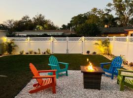 Hotel Foto: Tampa Bay Area Cottage with Gas Grill and Fire Pit!