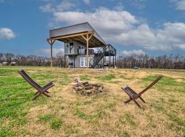 酒店照片: One-of-a-Kind Container Home on Century Farm!