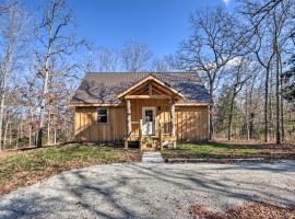 호텔 사진: El Dorado Springs Cabin Near Trails and Parks!