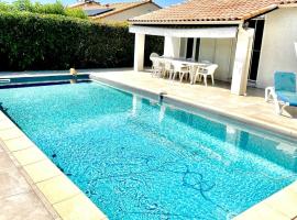 รูปภาพของโรงแรม: Maison d'une chambre avec piscine privee jardin clos et wifi a La Calmette