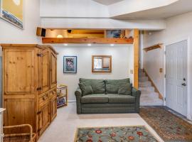 A picture of the hotel: Bright & Airy Condo, Sleeps 4 - Creekside #103