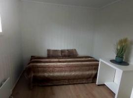 Aurora rooms in shared apartment nr2 We are doing privet Northen lights trips, reindeer trip and Fjord sommaroy trip, hôtel à Tromsø