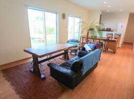 2019新築 ! guest house Holoholo beach side, hotel in Ishigaki Island