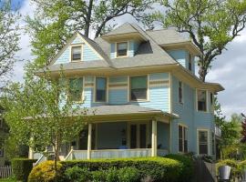 A picture of the hotel: 3 - 4 Bdrm Victorian Beach House