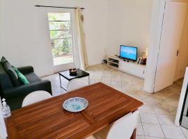 호텔 사진: Beachfront 2 Bedroom-house - Tilacaze