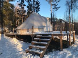 Glamping tent in a forest, lake view, hotel a Bjuråker