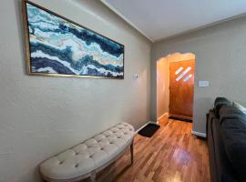 Фотография гостиницы: Snug, neighborly home perfect for your small group