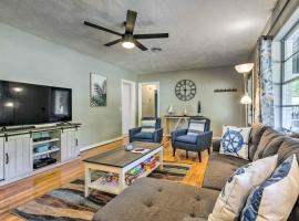 Fotos de Hotel: Stylish Pensacola Retreat with Patio and Grill!