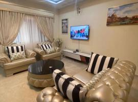 Фотография гостиницы: Luxury 4 Bedroom In GRA Ikeja