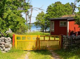 호텔 사진: Holiday house in Drag with a unique location and lake plot