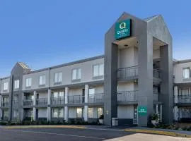 Quality Inn Near Fort Liberty formerly Ft Bragg, хотел в Файетвил