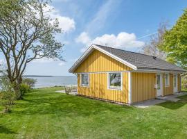 รูปภาพของโรงแรม: Lake Front Home In Helsinge With House Sea View