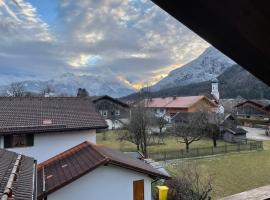 Hotel foto: Dachgeschosswohnung mit traumhaftem Zugspitzblick bei Garmisch