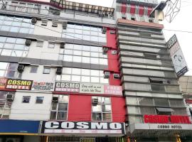 A picture of the hotel: OYO 924 Cosmo Hotel Espana Near Ust