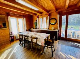 Beautiful chalet near the center of Briançon, hotel in Briançon