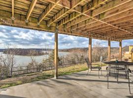 Hotel Foto: Lakeside Home with Deck Near Hunting and Fishing