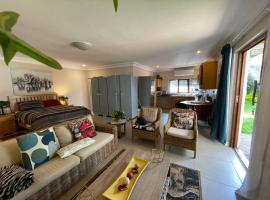 होटल की एक तस्वीर: Cosy apartment near Menlyn