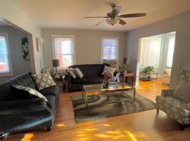 Фотография гостиницы: Three Bed One Bath Apt 25 mins to NYC