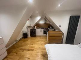 Фотография гостиницы: Hampden Rd N8,Studio Flat