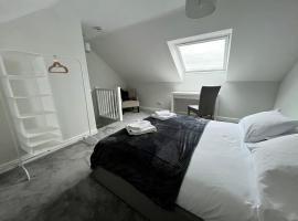 A picture of the hotel: Romsey Terrace-3 Bedroom House with parking