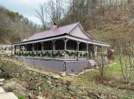 Hotel kuvat: Plum Crooked Poets Cottage - Walk to Town - Luxury King Bed - Near Asheville - Excellent Wi-Fi