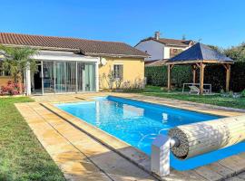 Hotel Foto: Beautiful Home In Vic-en-bigorre With Outdoor Swimming Pool, 3 Bedrooms And Wifi