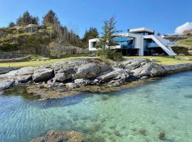 Hotelfotos: Unique villa by The Norwegian Coast. Private spa
