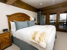 Deluxe King Room with Deck Hotel Room