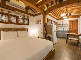 Фотография гостиницы: Luxury hanok with private bathtub - SN11